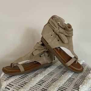 New 2LipsToo Sandals Size 6